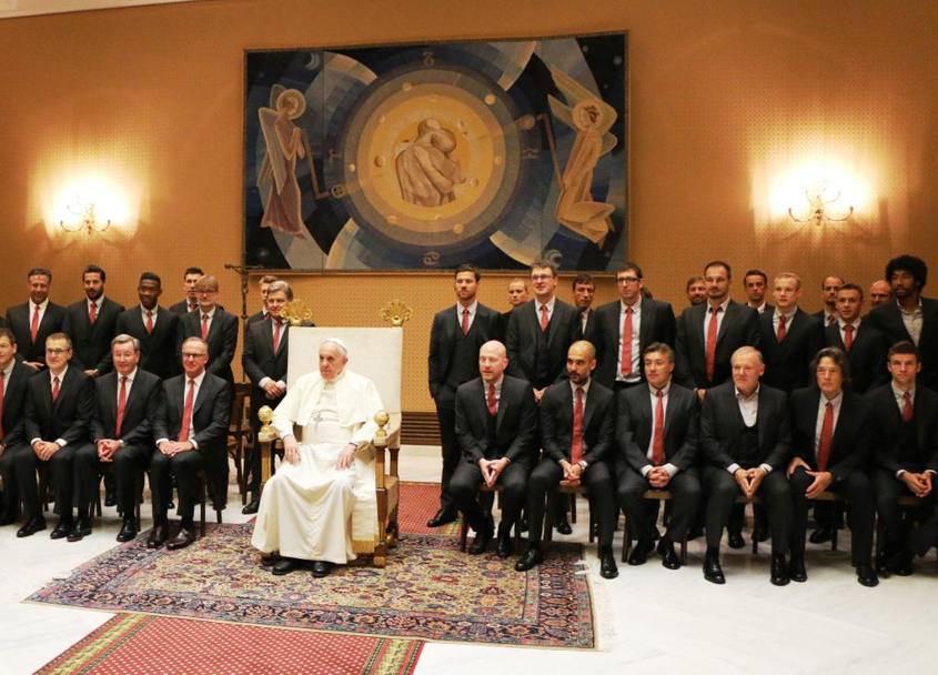 Guardiola, giocatori e dirigenti si sistemano ai lati del Papa per la foto ricordo. Twitter